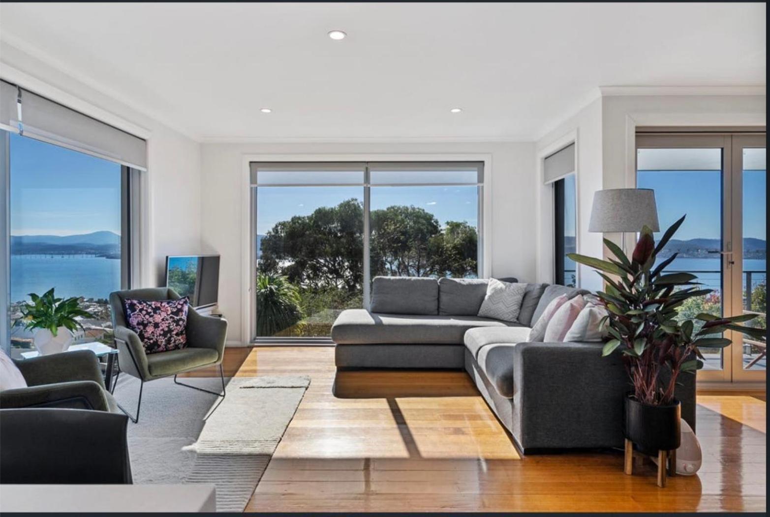 Nicolas Escape Panoramic Views Luxury And Space Hobart